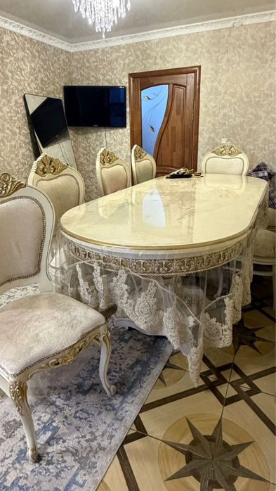 Большой стол с 8 стульями