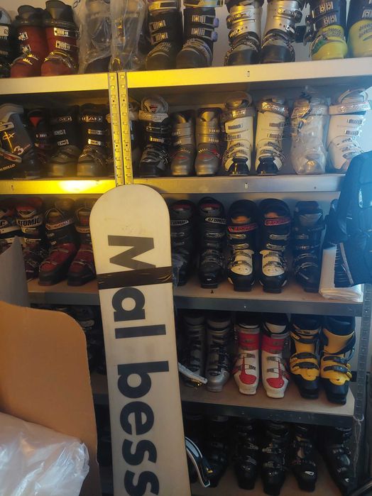 Vând Schiuri, Clăpari, Plăci, Bețe, îmbrăcăminte, etc.