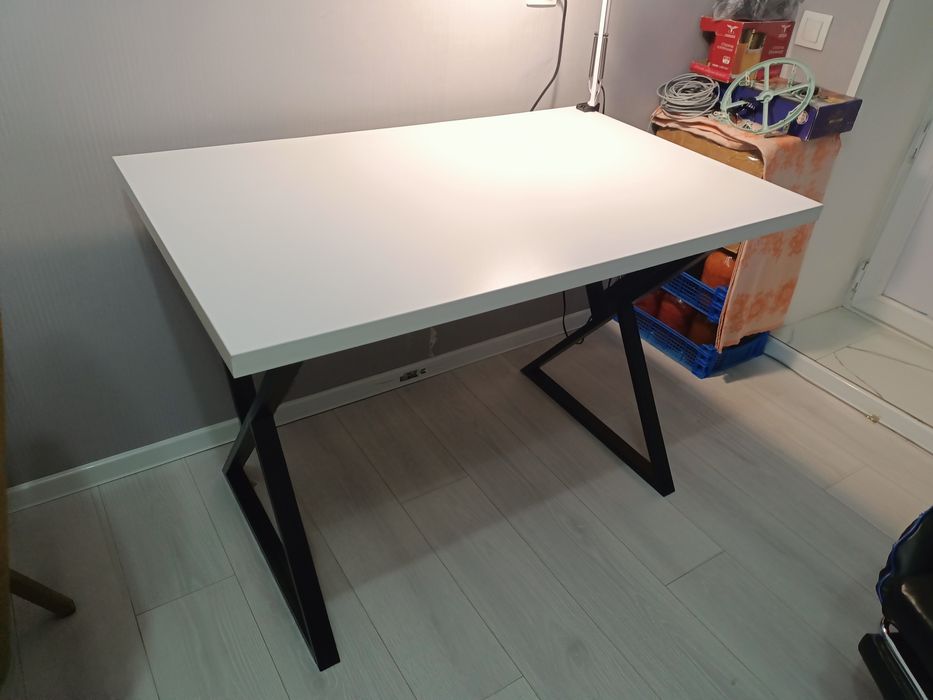 Компьютерный стол в идияльном состоянии