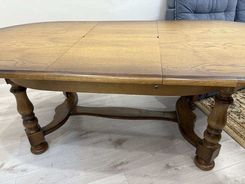 Стол дубовый в хорошем состоянии