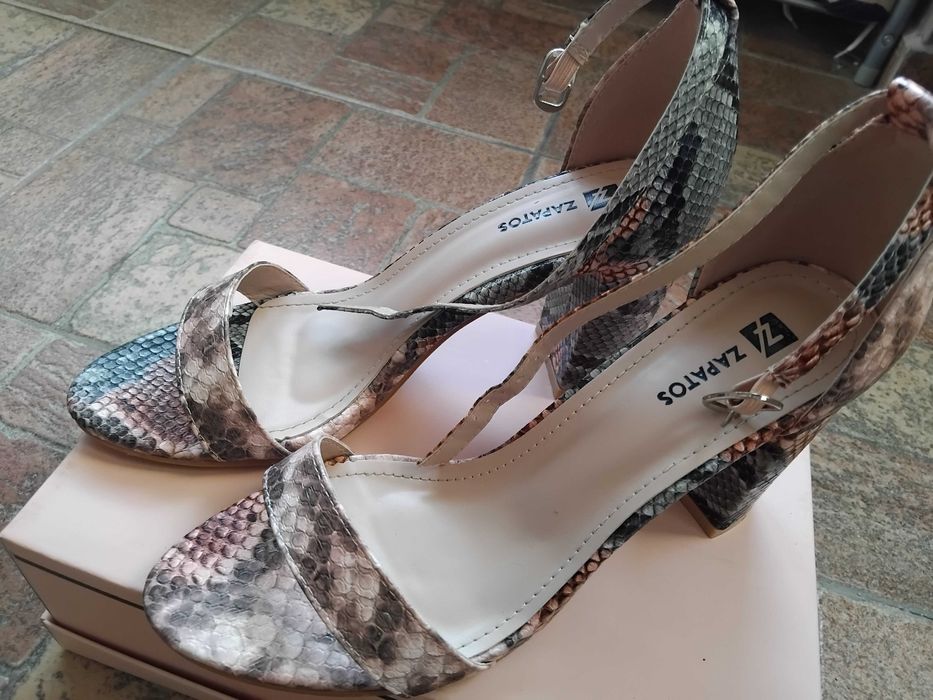 Дамски сандали с ток