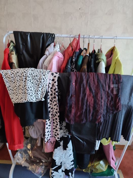 Одежда разная . Платья , кофты  и разное , другое