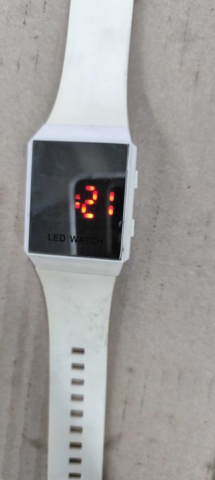 ceas digital cu leduri LED WATCH curea alba functioneaza perfect