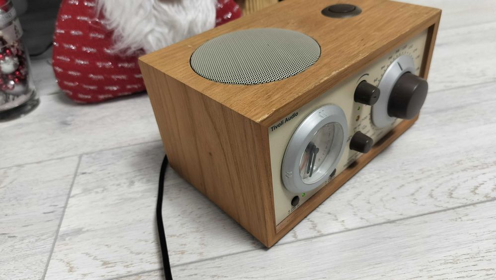 Aparat de Radio Tivoli Audio Model Three  AM/FM/AUX Clock Radio