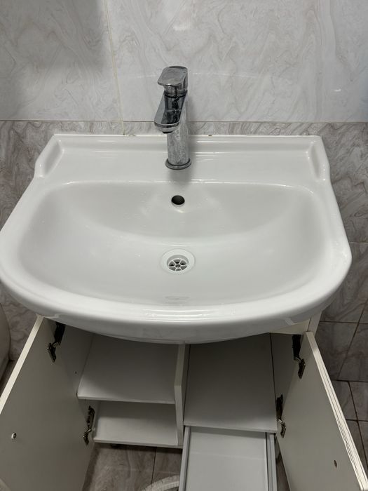 Продам раковину со шкафчиком и зеркалом