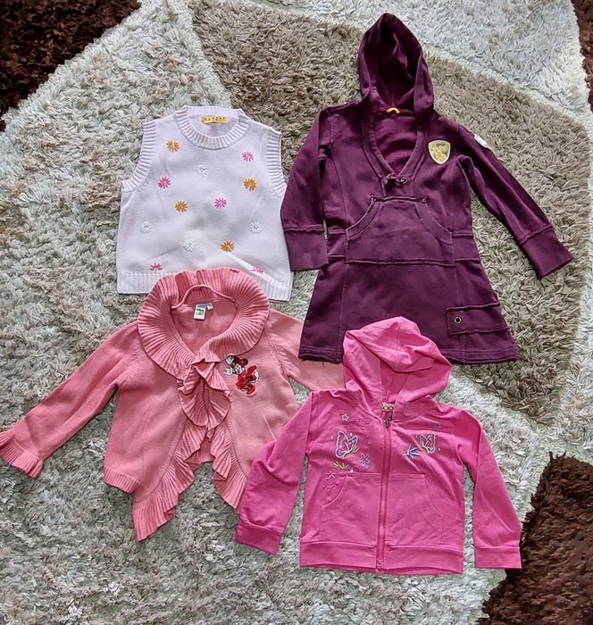 Продам кофточки и жилетку на девочку