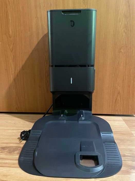 Продавам прахосмукачка робот  Roomba® i5+(5652) със станция