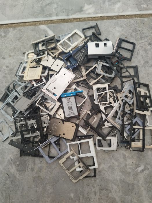 Vind suporți cartele telefon diferite modele de telefon,sunt cam 100 de bucăți ,Samsung,iPhone,Huawei etc.