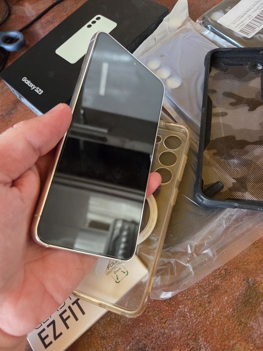 Samsung Galaxy S23 ca nou, impecabil, cu 6 huse + folie cadou