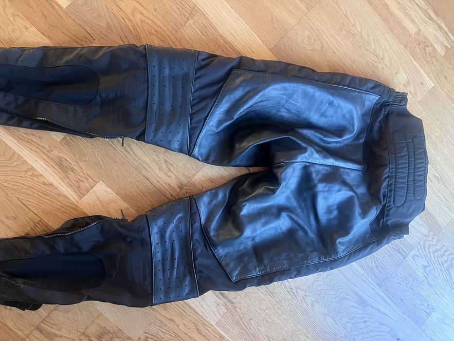 Pantaloni moto dama marime S. Sunt din piele si textil. Are protectii la genunchi si solduri. Se vand deoarece sunt mari de sotia me.