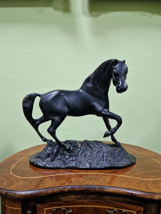 Прекрасна антикварна френска бронзова фигура статуетка