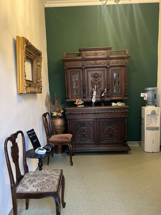 Vand salon complet mobilat si echipat pentru functionare