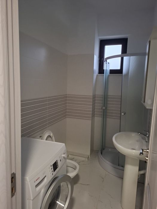 Închiriez apartament cu trei camere în bloc nou mobilat si utilat