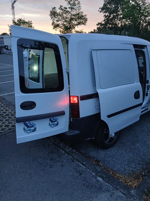 Vînd OPEL COMBO folosit