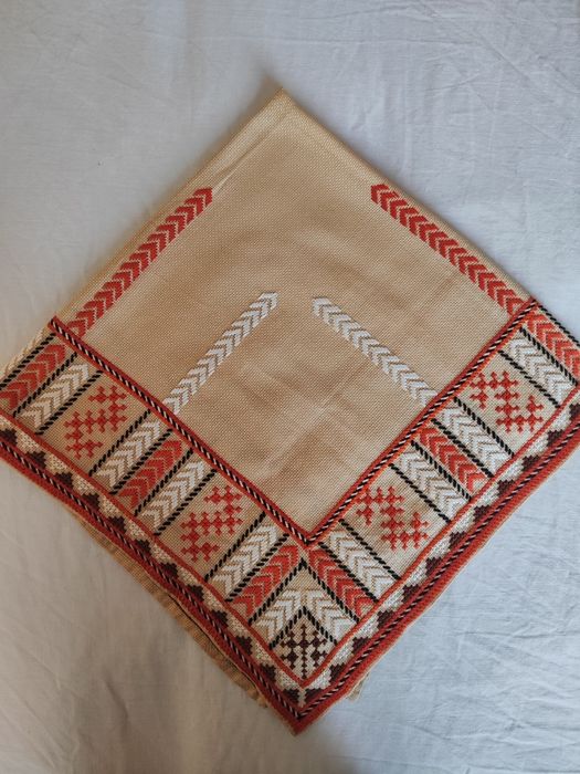 Карета с ръчна бродерия шевица