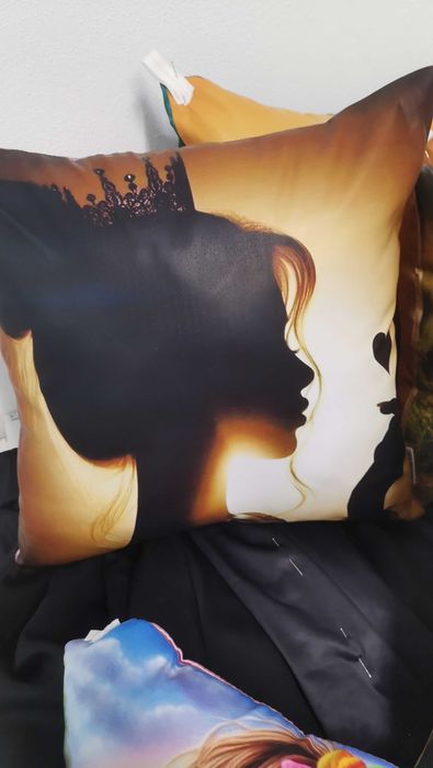 Декоративни сатенени възглавници с печат. Със силиконов пух.