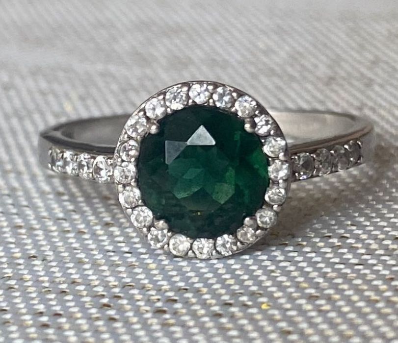 Inel argint 925 cu piatră verde și zirconii (stil halo) – elegant