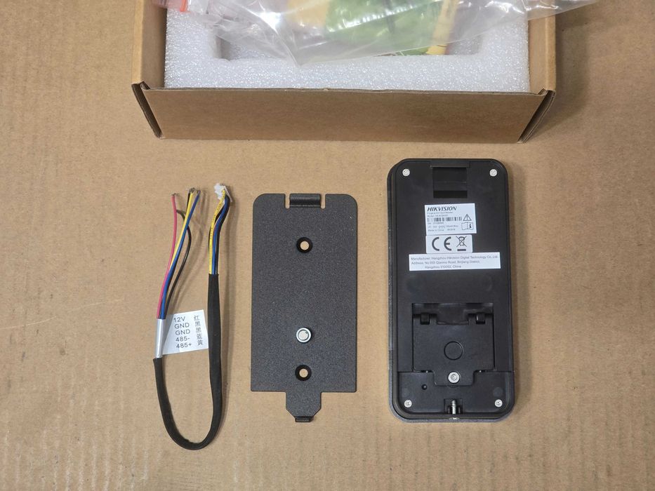 Hikvision Cititoare control acces cu amprenta DS-K1201EF, terminal de control acces stand-alone DS-K1T105E-C si post de videointerfon DS-KV8202-IM