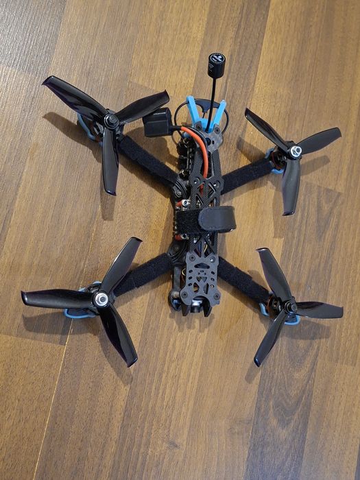 Vând dronă FPV 5 inch custom made cu 2 baterii cadou