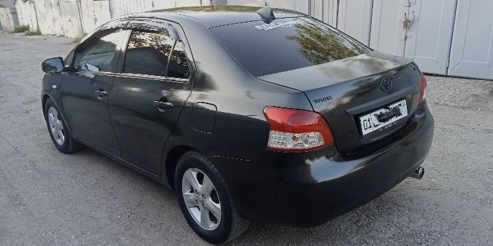 Срочно Toyota Yaris 2007 года.