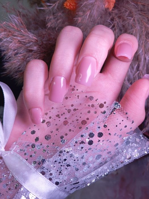 Услуги маникюра , педикюра