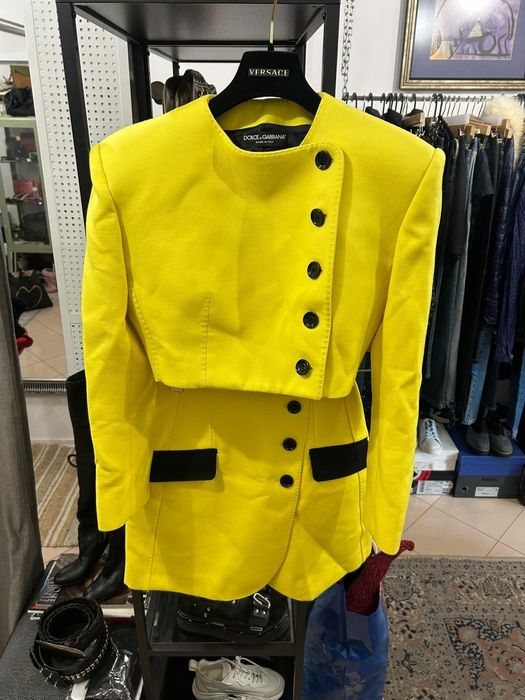 Dolce & Gabbana жълт костюм – сако и пола
Размер: S