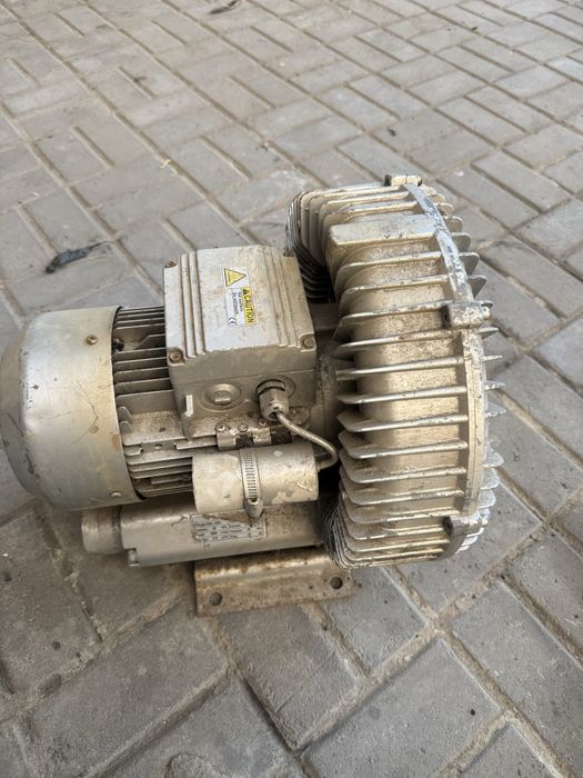 Вихревой вакумный насос