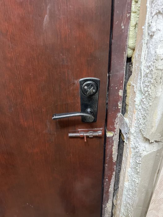 Продам железную дверь бу
