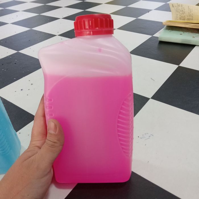 Antifriz sotiladi . 5 kg 100ming  1 kg 20min.