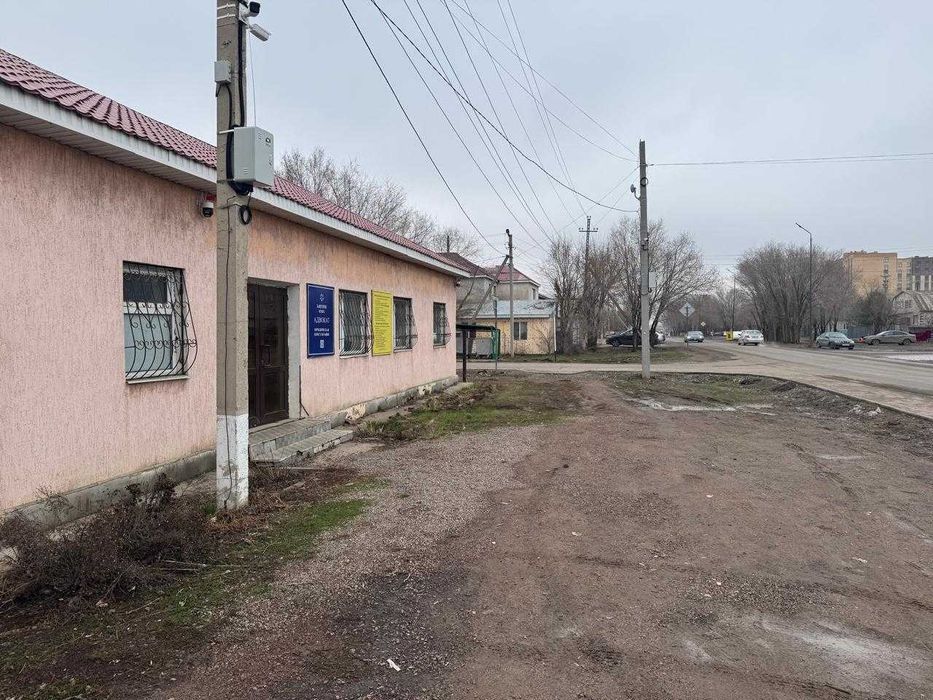 Два дома на оживленной дороге