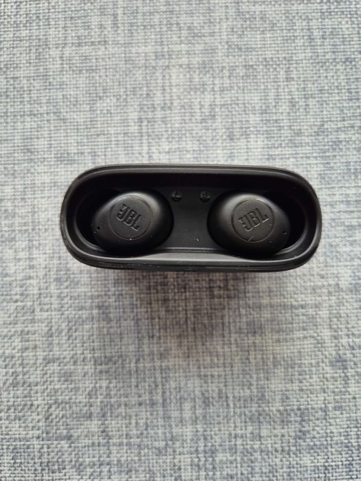 Vand casti earbuds JBL Buds Wave, negre, impecabile, in garanție, cutia si accesoriile neatinse.