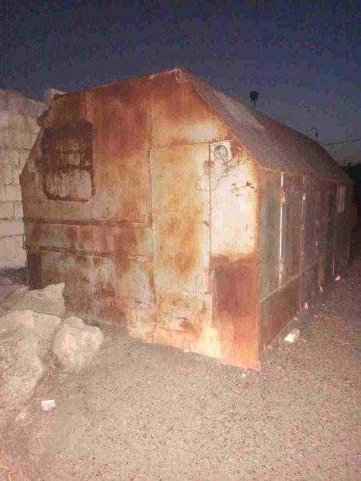 продаётся железная будка 2×4