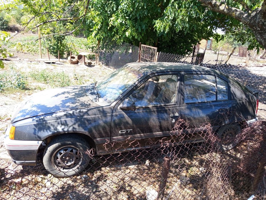 Продавам  Opel Kadett  цял за части 

1.6i, Хечбек, Употребяван, За части,