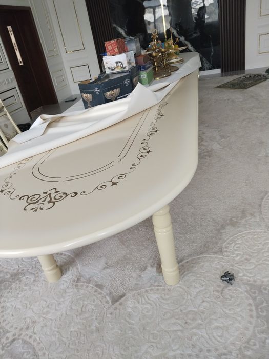 Жақсы жағдайда тұрған стол орындығымен