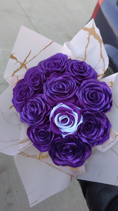 Realizez buchete trandafiri satin