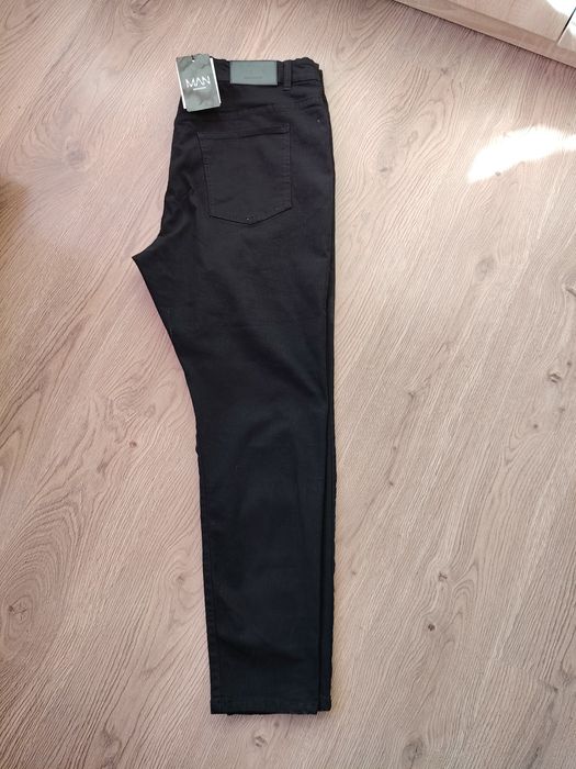 Vând jeans elastici bărbați noi la prețuri accesibile