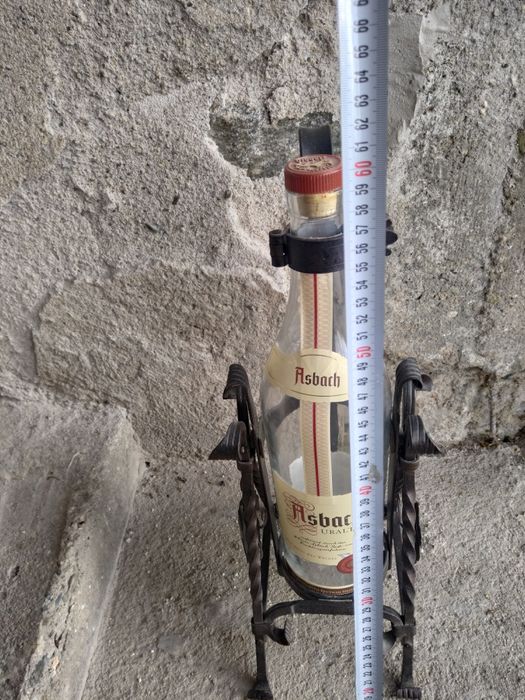 Продавам огромна стойка за бутилка от ковано желязо в стил Арт Нуво