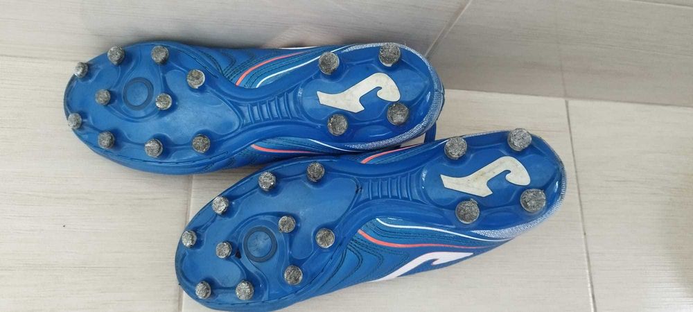 Ghete de fotbal cu crampoane