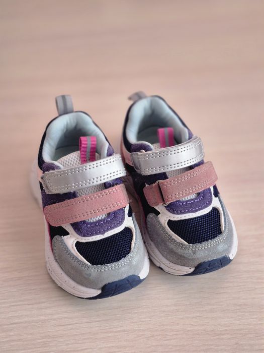 Продам  кроссовки на девочку!