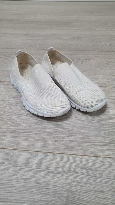 Продам кроссовки для девочки