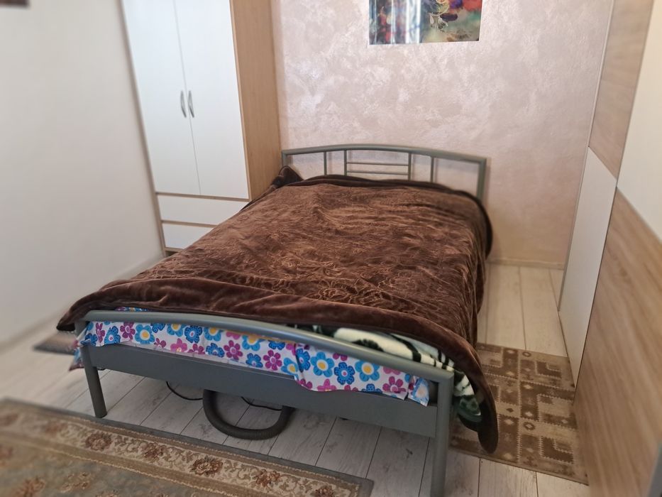 Vând pat metalic Ikea