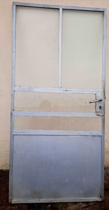 Продавам желязна врата със стъкло