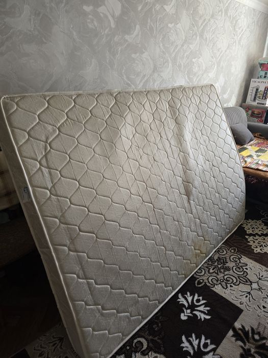 Продается двухспальная кровать с матрасом