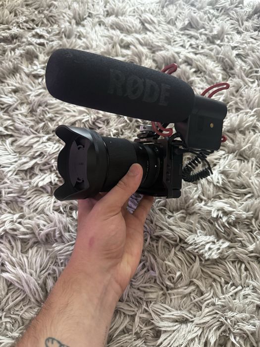 Vând Kit Vlogging Sony ZV-E10 4K + Microfon Røde VideoMic + Obiectiv Sigma + Cage/Mâner SmallRig