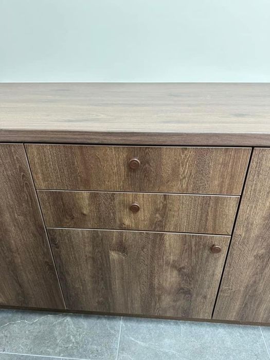 Дървен плот с шкафове