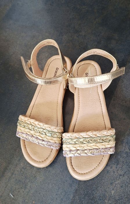 Vand sandale, marime 33 si 35
