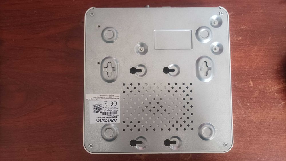 Hikvision NVR DS-7104NI-SN + 2 IP камери DS-2CD1301.I