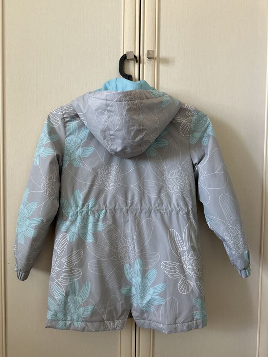 Продам осенюю куртку на девочку