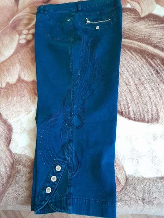 Женские джинсовые бриджи.