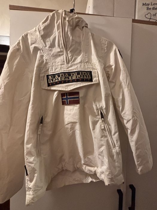 Бяла ветровка на Napapijri